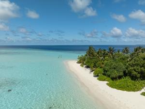 uma vista aérea de uma praia no oceano em Your Island Gateway - Kirulhiya Omadhoo em Omadhoo