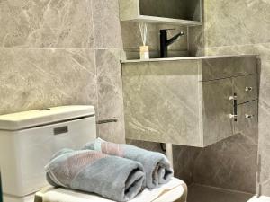 Et badeværelse på 2min walk to TRX,KLCC view Gaming 2pax swimming pool + 40 billeder