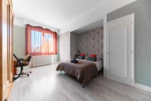 Postel nebo postele na pokoji v ubytování Maison Louis - Maison 3 chambres sur 2 niveaux, cœur de ville