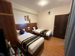 En eller flere senge i et værelse på Freesia Stays