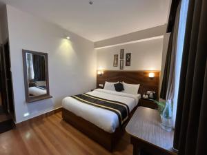 En eller flere senge i et værelse på Freesia Stays