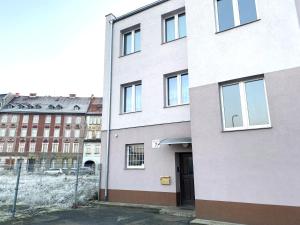 een appartementencomplex in een stad met een hek bij Lemuria Studio Łokietka in Legnica