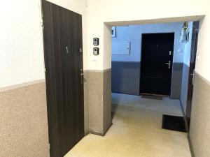 een open deur in een gang met een deur sidx sidx bij Lemuria Studio Łokietka in Legnica