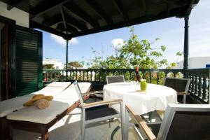 En balkon eller terrasse på Casa Elena Playa - By AZ Rentals