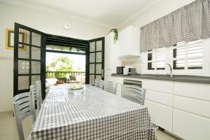 Køkken eller tekøkken på Casa Elena Playa - By AZ Rentals