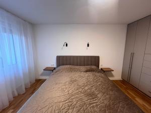 En eller flere senge i et værelse på Apartamentai Akvilė