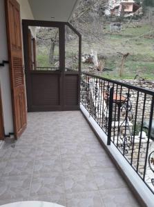 ein Balkon mit einem schwarzen Tor und einer Bank in der Unterkunft Studios EYTYXIA-3 in Kalavryta + 4 Fotos