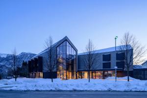 博维茨Hotel Soča的雪中的一座玻璃幕墙建筑