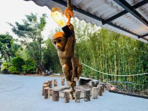 Ein Stofftier hängt an einer Schnur in der Unterkunft Wildlife stay in Kakkabe