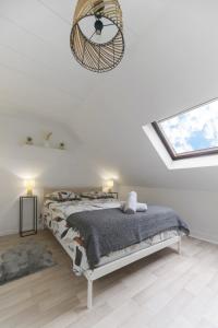 En eller flere senge i et værelse på Le Cedre - Appartement cosy dans le centre de Vichy