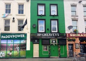 een groen en wit gebouw in een stadsstraat bij Williamson Suites - Apartment 2 in Liverpool