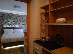 een kleine keuken met een bed in een kamer bij Comelico CasaVacanza in Santo Stefano di Cadore +11 foto's
