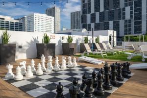 una scacchiera sul tetto di un edificio di Miami Skyline Residences by Untitled Stay a Miami