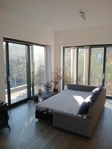 En eller flere senge i et værelse på Sea Breeze Ecological Villa