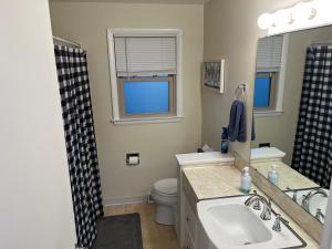 Koupelna v ubytování Quiet & Cozy home in Green Bay + 23 fotografií