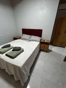 ein Schlafzimmer mit einem Bett, auf dem zwei Handtücher liegen in der Unterkunft Cabañas Luna 