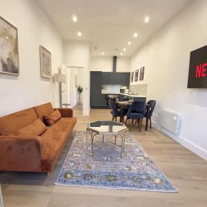 een woonkamer met een bank en een tafel bij Louisville Flat 4 in Newmarket