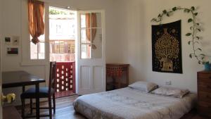 Giường trong phòng chung tại Dormitorio en CasaLaDorada