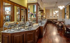Um restaurante ou outro lugar para comer em Hotel Polonia Palace