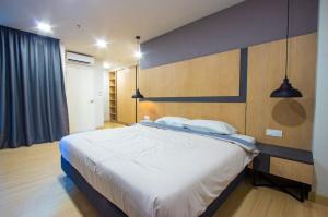 a bedroom with a large bed and two pendant lights at Genting Premium Suite Windmill Upon Hills by JAz Home Suites in Genting Highlands +76 photos