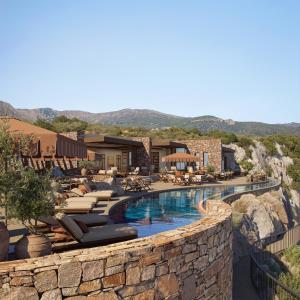 ein Resort mit einem Pool und einem Resort in der Unterkunft The Revery - Luxury Suites & Tented Pavilions, Elafonisi - Adults Friendly in Livadia