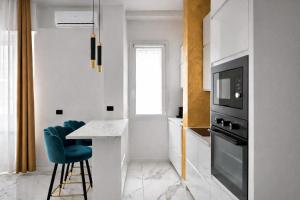 una piccola cucina con tavolo e televisore di Maison Chanel a Milano