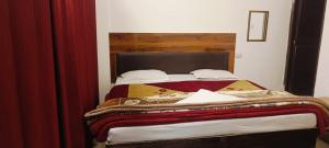 En eller flere senge i et værelse på Hotel mahalaxmi palace langasu karnparyag