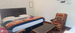 En eller flere senge i et værelse på Hotel mahalaxmi palace langasu karnparyag