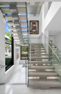una scala in una casa con ringhiere in vetro di Elysium Ocean Exclusive Villa a Dorado