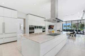 una cucina con armadi bianchi e una grande isola di Elysium Ocean Exclusive Villa a Dorado Altre 33 foto