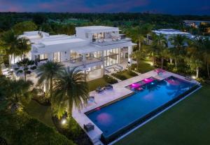 una vista aerea di una casa con piscina di Elysium Ocean Exclusive Villa a Dorado