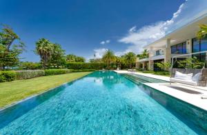 una piscina davanti a una casa di Elysium Ocean Exclusive Villa a Dorado