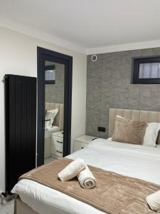 Un dormitorio con una cama grande y un espejo. en METROMIR Hotel, en Ereván