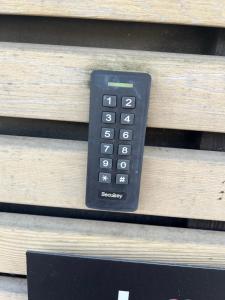 a remote control sitting on top of a drawer at LCforyou in Juprelle