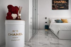 Camera bianca con letto e parete in vetro. di Maison Chanel a Milano Altre 4 foto