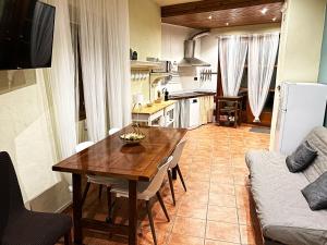 eine Küche und ein Esszimmer mit einem Tisch und einer Couch in der Unterkunft Casa del Mirador in Arjona