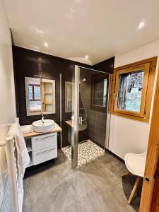 Et badeværelse på Beautiful chalet with swimming pool & great garden + 20 billeder