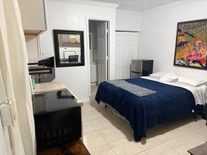 En eller flere senge i et værelse på My Garden in Miami Florida