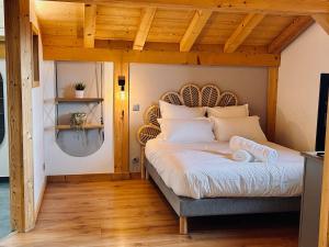 En eller flere senge i et værelse på Beautiful chalet with swimming pool & great garden