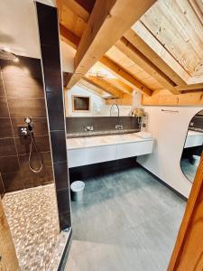 Et badeværelse på Beautiful chalet with swimming pool & great garden