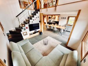 Et opholdsområde på Beautiful chalet with swimming pool & great garden