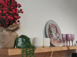 een plank met een kerstornament en een bord bij River Apartman 1 in Odorheiu Secuiesc +1 foto