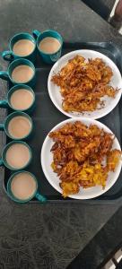 drei Teller mit Lebensmitteln auf einem Tisch mit Lebensmittelplatten in der Unterkunft Chavan White House Farm and Stay in Badlapur