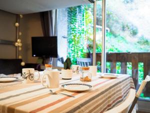 Телевизор и/или развлекательный центр в Studio cosy proche départ station de ski