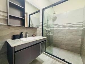 Et badeværelse på Santosha Beach Escape