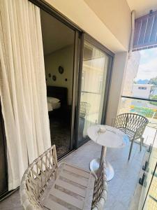 En balkon eller terrasse på Santosha Beach Escape + 15 billeder