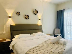 En eller flere senge i et værelse på Santosha Beach Escape