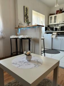 einen weißen Tisch in einem Zimmer mit Küche in der Unterkunft Kneginje Ljubice apartment in Belgrad