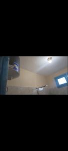 een badkamer met een toilet en een raam bij Fekry House wady rayan in Kafr ‘Amr