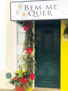 Eine grüne Tür mit einem Schild, auf dem „Bestellen Sie bei mir“ steht. in der Unterkunft Alojamento Bem-me-quer in Reguengos de Monsaraz